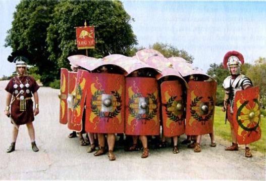 При обороне или штурме укреплений легионеры применяли закрытое построение -